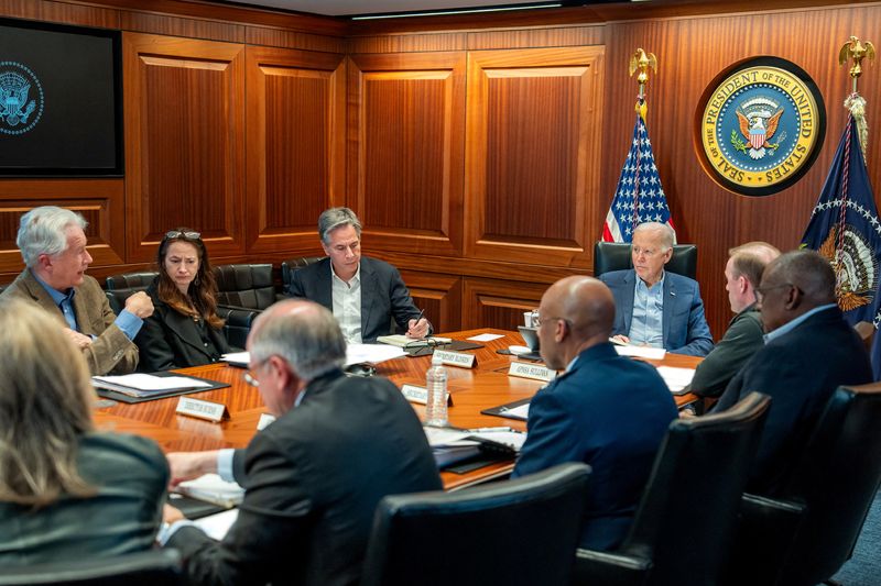 © Reuters. الرئيس الأمريكي جو بايدن يلتقي أعضاء فريقه للأمن القومي في غرفة العمليات بالبيت الأبيض في واشنطن يوم 13 أبريل نيسان 2024. صورة لرويترز من البيت الأبيض. (حجب المصدر جانبا من الصورة)