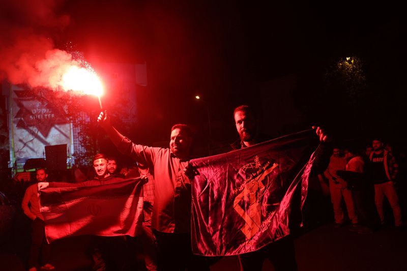 © Reuters. إيرانيون يحتفلون بعد الهجوم الذي شنته إيران على إسرائيل في طهران يوم 13 أبريل نيسان 2024. صورة لرويترز من وكالة غرب آسيا للأنباء.