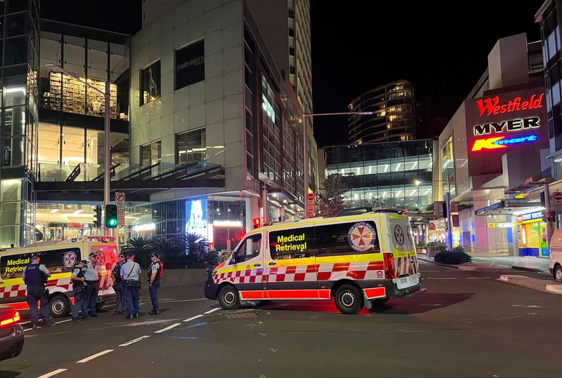 © Reuters. ضباط شرطة يعملون في موقع حادث طعن بمركز تسوق في سيدني بأستراليا يوم 13 أبريل نيسان 2024. تصوير: كيرستي نيدام - رويترز
