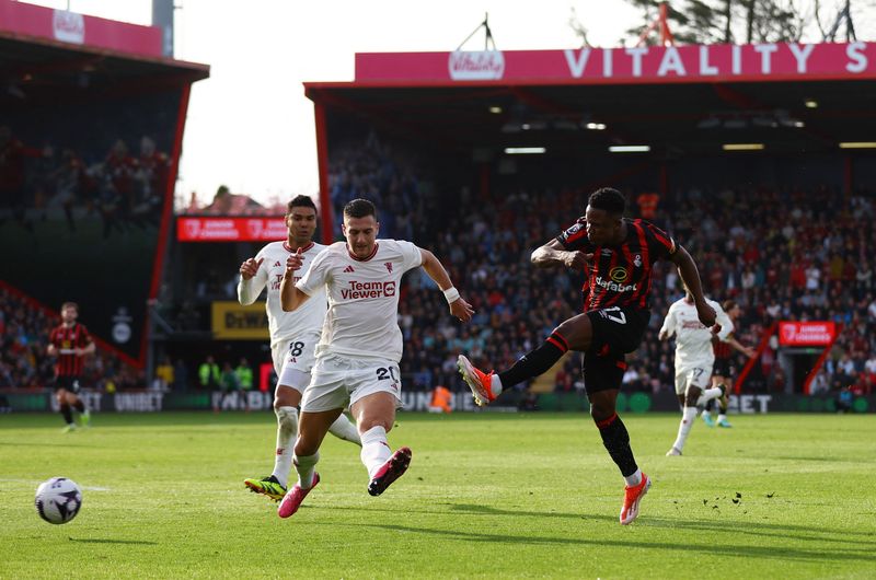 &copy; Reuters. Soccer Football - Premier League - AFC Bournemouth v Manchester United - Vitality Stadium, Bournemouth, Britain - April 13, 2024 AFC Bournemouth's Luis Sinisterra shoots at goal as Manchester United's Diogo Dalot reacts Action Images via Reuters/Matthew C
