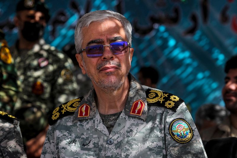 © Reuters. رئيس هيئة أركان القوات المسلحة الإيرانية الميجر جنرال محمد باقري خلال تدريب عسكري في أصفهان بصورة حصلت عليها رويترز من وكالة أنباء غرب آسيا في الثامن من سبتمبر أيلول 2022. 
