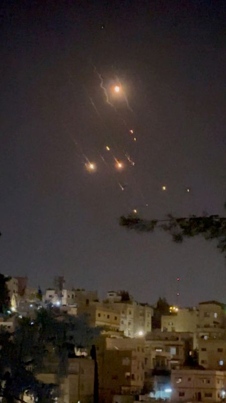 &copy; Reuters. أجسام يُمكن رؤيتها في السماء فوق عمان بعدما أطلقت إيران طائرات مسيرة باتجاه إسرائيل في عمان يوم 14 أبريل نيسان 2024 في صورة من مقطع مصور نُشر عل