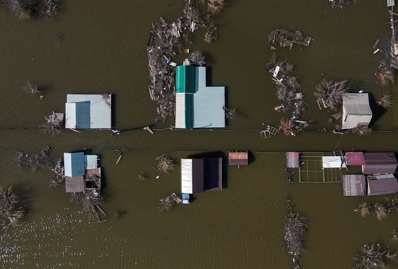 &copy; Reuters. صورة التقطت باستخدام طائرة مسيرة تعرض منطقة سكنية غمرتها مياه الفيضانات في أورسك بأورينبورج يوم 13 أبريل نيسان 2024 - رويترز