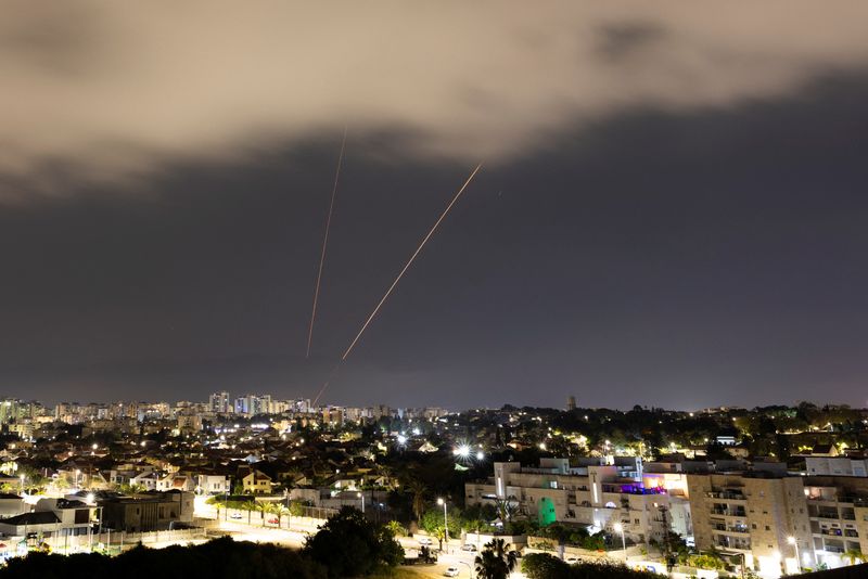 &copy; Reuters. Le système anti-missile israélien opérant après l'attaque iranienne . /Photo prise le 14 avril 2024/REUTERS/Amir Cohen