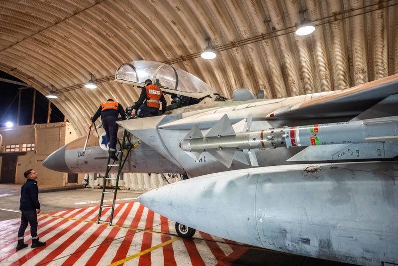&copy; Reuters. Crews work on an Israeli Air Force F-15 Eagle in a hangar, said to be following an interception mission of an Iranian drone and missile attack on Israel, in this handout image released April 14, 2024. Israel Defense Forces/Handout via REUTERS 