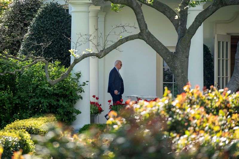 &copy; Reuters. Joe Biden arrive à la Maison Blanche à Washington, aux Etats-Unis. /Photo prise le 13 avril 2024/REUTERS/Bonnie Cash