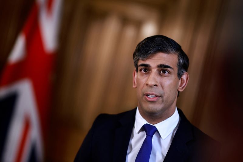 © Reuters. British Prime Minister Rishi Sunak records a statement on the Iranian attacks on Israel overnight, inside 10 Downing Street in central London, Britain, April 14, 2024. BENJAMIN CREMEL/Pool via REUTERS
