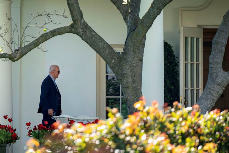 &copy; Reuters. FILE PHOTO: U.S. President Joe Biden walks to the Oval Office at the White House in Washington, U.S., April 13, 2024.   REUTERS/Bonnie Cash/File Photo