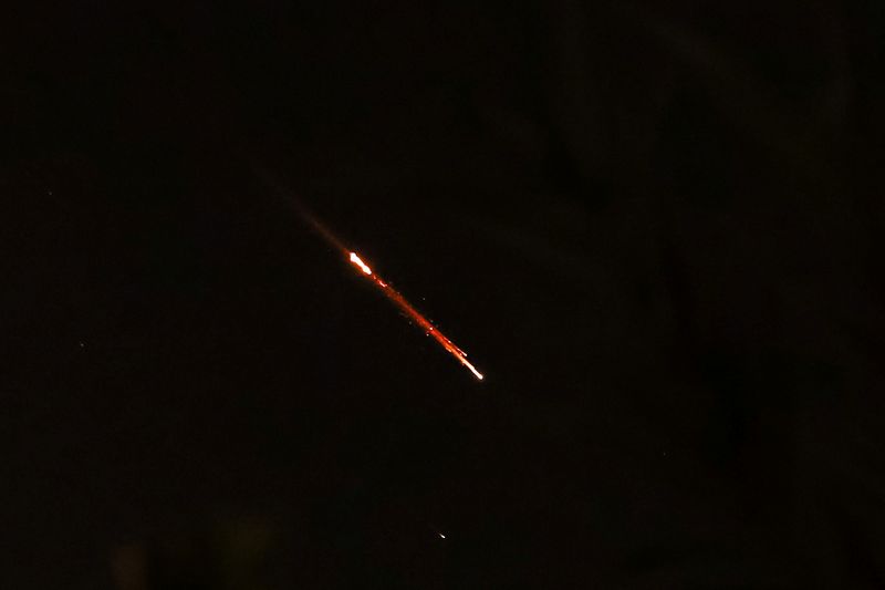 © Reuters. Objects are seen in the sky above Jerusalem after Iran launched drones and missiles towards Israel, in Jerusalem April 14, 2024. REUTERS/Ronen Zvulun