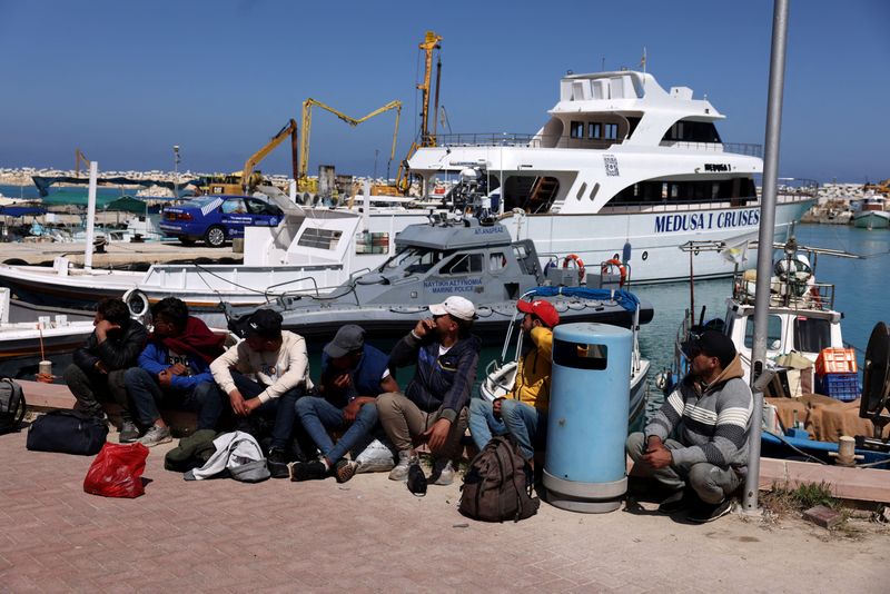 &copy; Reuters. Des migrants à Paralimni, à Chypre. /Photo prise le 5 avril 2024/REUTERS/Yiannis Kourtoglou