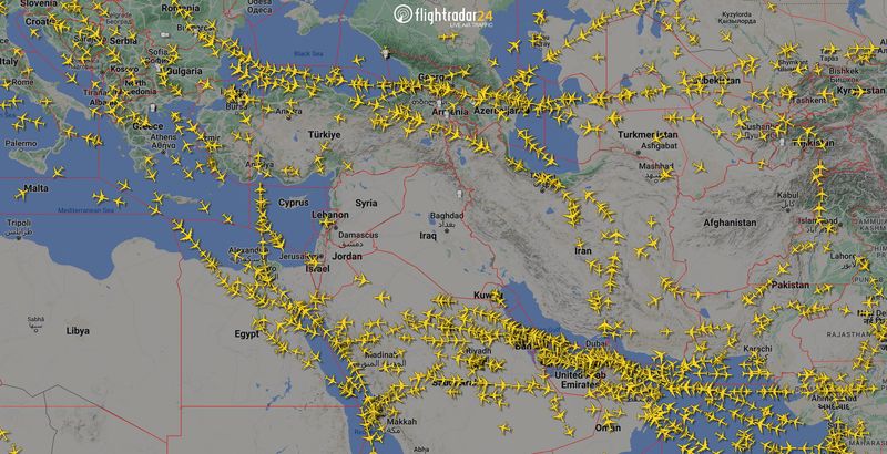 &copy; Reuters. Representação gráfica do tráfego aéreo mostra o espaço aéreo sobre o Irã e o vizinho Oriente Médio 
14/04/2024
Flightradar24.Com/Divulgação via REUTERS