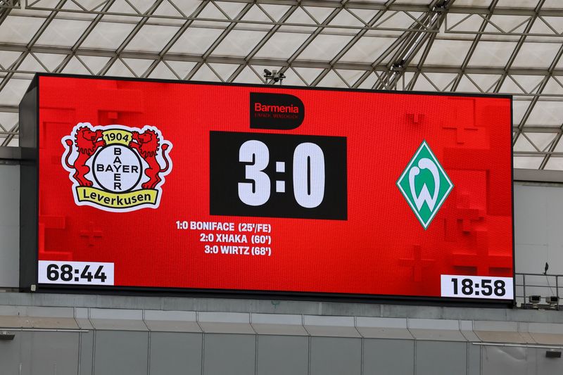 &copy; Reuters. لوحة النتائج خلال المباراة بين باير ليفركوزن وفيردر بريمن في دوري الدرجة الأولى الألماني لكرة القدم يوم 14 أبريل نيسان 2024. تصوير: فولفانج رات