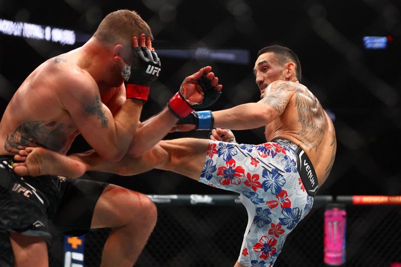 &copy; Reuters. Apr 13, 2024; Las Vegas, Nevada, USA; Max Holloway (blue gloves) fights Justin Gaethje (red gloves) during UFC 300 at T-Mobile Arena. Mark J. Rebilas-USA TODAY Sports/File Photo