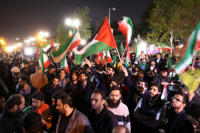 &copy; Reuters. متظاهرون إيرانيون خلال احتجاجات مناهضة لإسرائيل أمام السفارة البريطانية في طهران يوم 14 أبريل نيسان 2024. صورة لرويترز من وكالة أنباء غلاب آسي