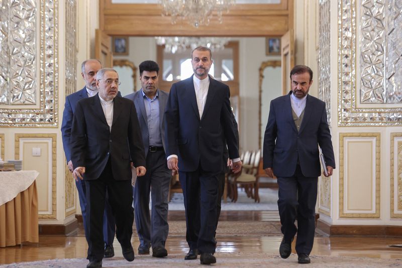 &copy; Reuters. El ministro de Asuntos Exteriores de Irán, Hossein Amir-Abdollahian, llega a una reunión con embajadores extranjeros en Teherán, Irán. 14 de abril de 2024. Majid Asgaripour/WANA (Agencia de Noticias de Asia Occidental) vía REUTERS ATENCIÓN EDITORES 