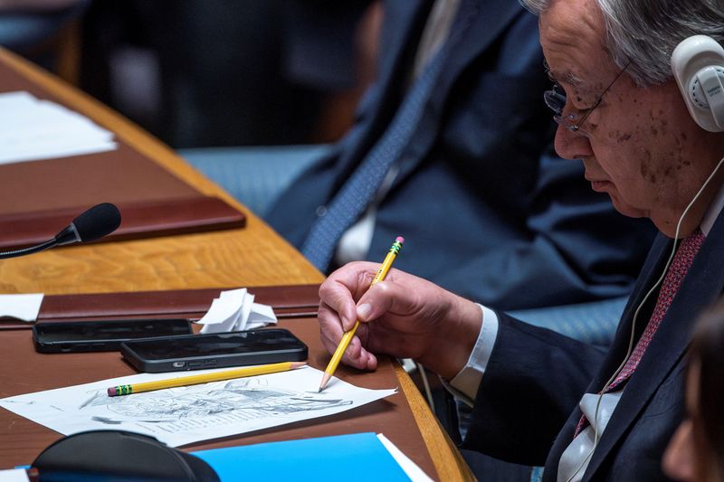 &copy; Reuters. El secretario general de Naciones Unidas, Antonio Guterres, dibuja mientras escucha a los miembros del Consejo de Seguridad durante una reunión sobre la situación en Oriente Medio en la sede de la ONU en Nueva York, Nueva York, Estados Unidos. 14 de abr