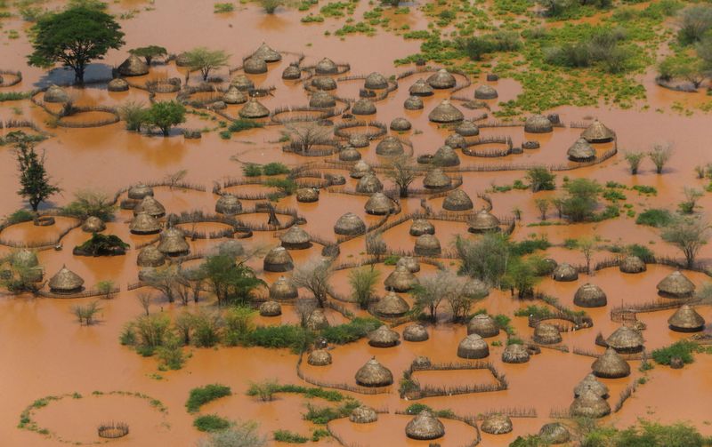 &copy; Reuters. FILE PHOTO: An aerial view shows a deserted and flooded traditional homestead following heavy rains in Garsen, Tana Delta within Tana River county, Kenya November 23, 2023. REUTERS/Thomas Mukoya/File Photo