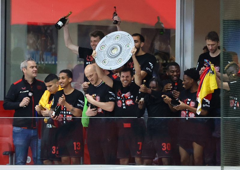 &copy; Reuters. サッカーのドイツ１部ブンデスリーガは１４日、各地で試合を行い、フライブルクの堂安律は敵地で行われたダルムシュタット戦でゴールを決め、勝利に貢献した。写真は初優勝を決めたレ