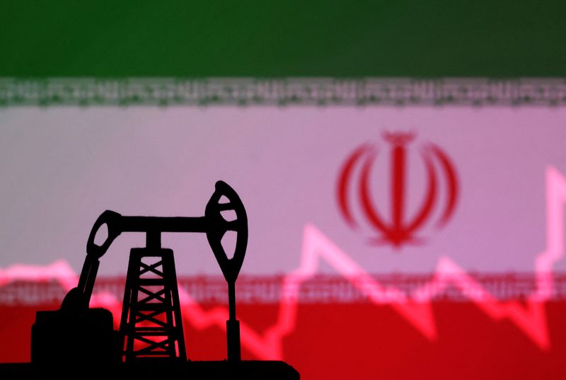 &copy; Reuters. العلم الإيراني مع رسم بياني للأسهم إلى جانب نموذج مصغر لمضخة للنفط في صورة توضيحية التقطت في التاسع من أكتوبر تشرين الأول 2023 . تصوير: دادو رو
