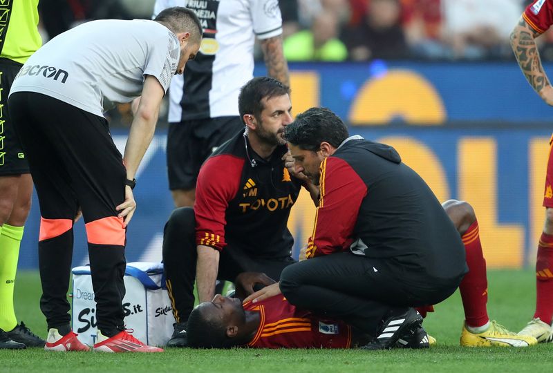 &copy; Reuters. サッカーのイタリア・セリエＡ、ウディネーゼ─ローマが１４日に行われたが、ローマの選手が試合中に倒れたため中止となった。写真中央は応急処置を受けるローマのＤＦエバン・エンデ