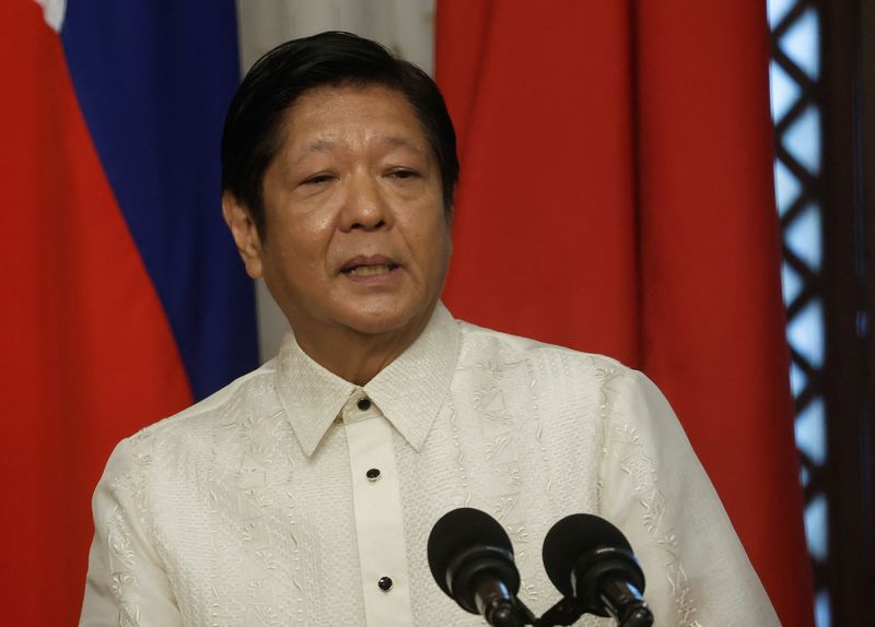 &copy; Reuters. 　４月１３日、フィリピンのマルコス大統領（写真）は１２日、フィリピン、米国、日本による協力合意が南シナ海と周辺地域のダイナミズムを変えると表明した。写真は昨年１１月、フィ