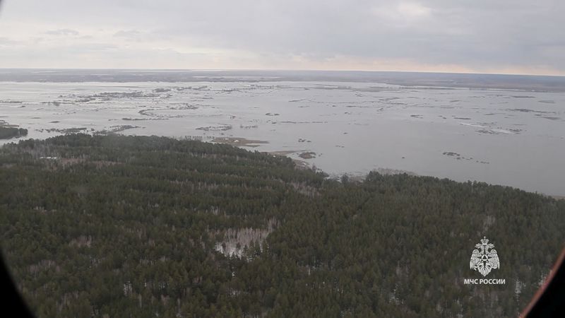 © Reuters. FILE PHOTO: A view from a helicopter shows a flooded area in the Kurgan Region, Russia, in this still image taken from video released April 9, 2024. Russian Emergencies Ministry/Handout via REUTERS/File Photo