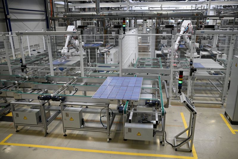 &copy; Reuters. A solar panel rolls off the assembly line as part of the last production of solar modules at the Meyer Burger Technology AG plant, due to an announced closure of the plant, in Freiberg, Germany March 12, 2024. REUTERS/Annegret Hilse