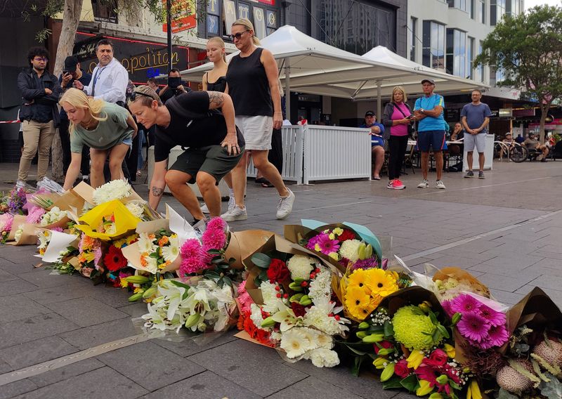 &copy; Reuters. أشخاص يضعون باقات من الزهور لتأبين ضحايا واقعة مركز للتسوق في ويستفيلد بوندي جانكشن التجاري في سيدني بأستراليا يوم 14 أبريل نيسان 2024 في صورة 