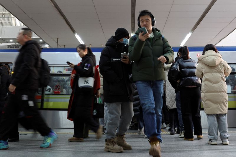 &copy; Reuters. Commuters leave a train during morning rush hour at a subway station in Beijing, China January 16, 2024. REUTERS/Florence Lo