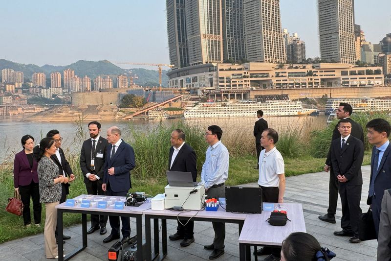 &copy; Reuters. El canciller alemán Olaf Scholz visitando un proyecto de investigación sobre el control de la calidad del agua en Chongqing, China. 14 de abril de 2024. REUTERS/Andreas Rinke