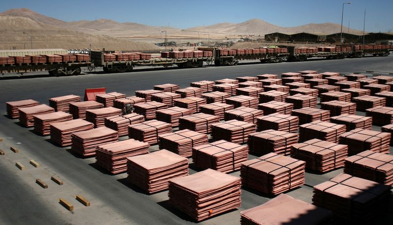 &copy; Reuters. FOTO DE ARCHIVO: Láminas de cátodos de cobre en la planta de cátodos de cobre dentro de la mina de cobre La Escondida cerca de Antofagasta, a unos 1.545 kilómetros (980 millas) al norte de la ciudad de Santiago y a 3.100 metros (10.170 pies) sobre el 