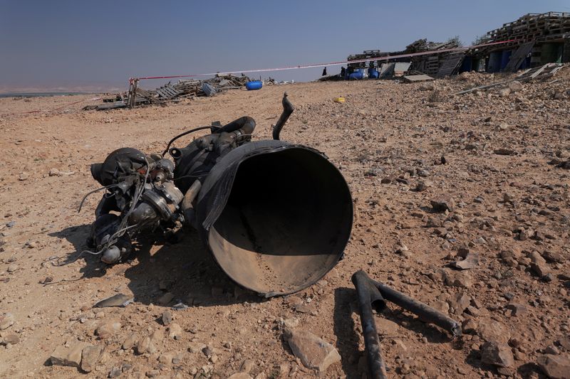 &copy; Reuters. I resti di un razzo che, secondo le autorità israeliane, ha ferito gravemente una bambina di 7 anni, dopo che l'Iran ha lanciato droni e missili verso Israele, vicino ad Arad, Israele, 14 aprile 2024. REUTERS/Christophe van der Perre