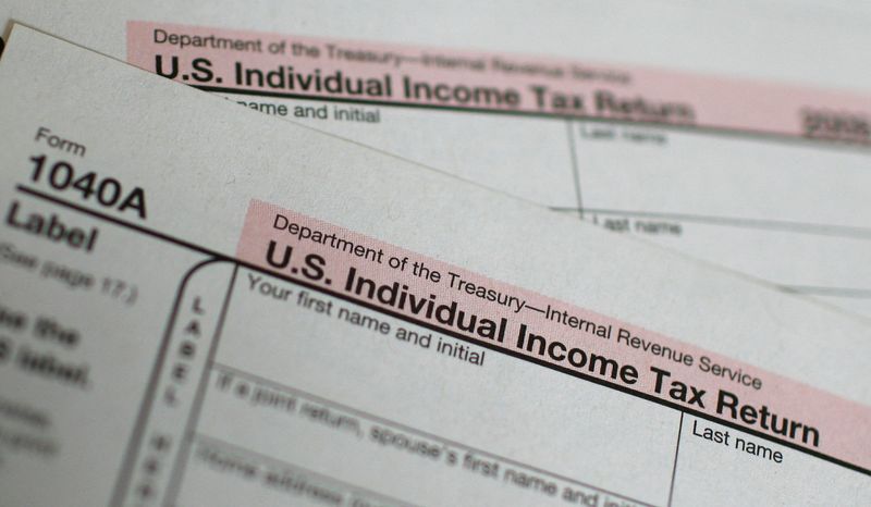 © Reuters. FILE PHOTO: A U.S. 1040A Individual Income Tax form is seen at a U.S. Post office in New York April 15, 2010. REUTERS/Mike Segar/File Photo