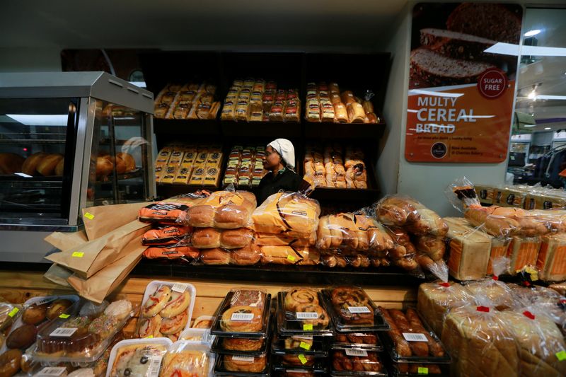 &copy; Reuters. FILE PHOTO: A woman stands near the bread stand at Cherries Hypermarket in Abuja, Nigeria March 15, 2022. REUTERS/Afolabi Sotunde/File Photo