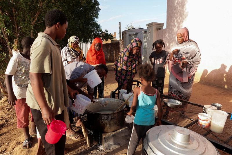 &copy; Reuters. Familias sudanesas desplazadas esperan para recibir alimentos de una cocina de caridad, después de un año de guerra entre el ejército de Sudán y las paramilitares Fuerzas de Apoyo Rápido (FPR), que ha expulsado a más de 8,5 millones de personas de s