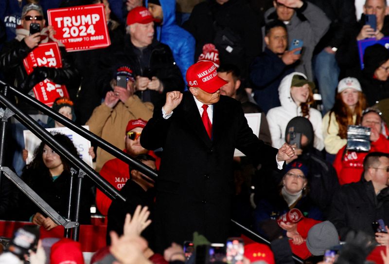 &copy; Reuters. FILE PHOTO: Republican presidential candidate and former U.S. President Donald Trump gestures during a campaign rally in Schnecksville, Pennsylvania, U.S., April 13, 2024. REUTERS/Evelyn Hockstein/File Photo