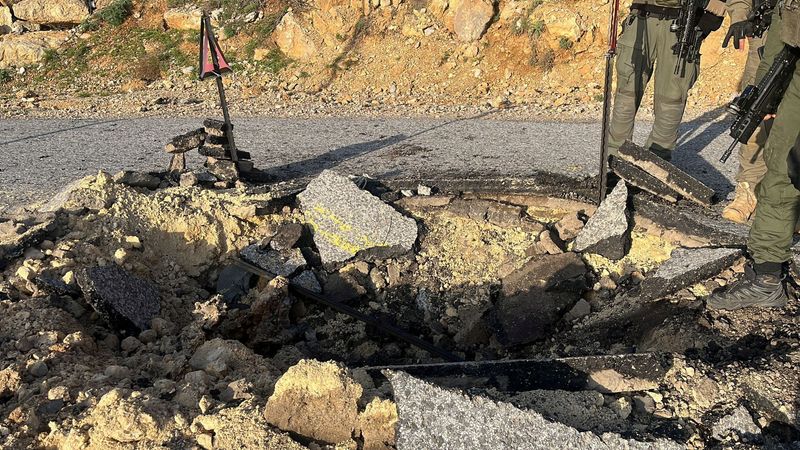 &copy; Reuters. Cratera em estrada em local divulgado como área de Hermon, em Israel
 14/4/2024   Divulgação via REUTERS