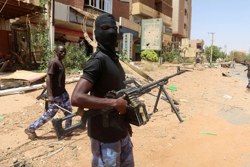© Reuters. FILE PHOTO: A member of Sudanese armed forces looks on as he holds his weapon in the street in Omdurman, Sudan, March 9, 2024. REUTERS/El Tayeb Siddig/File Photo