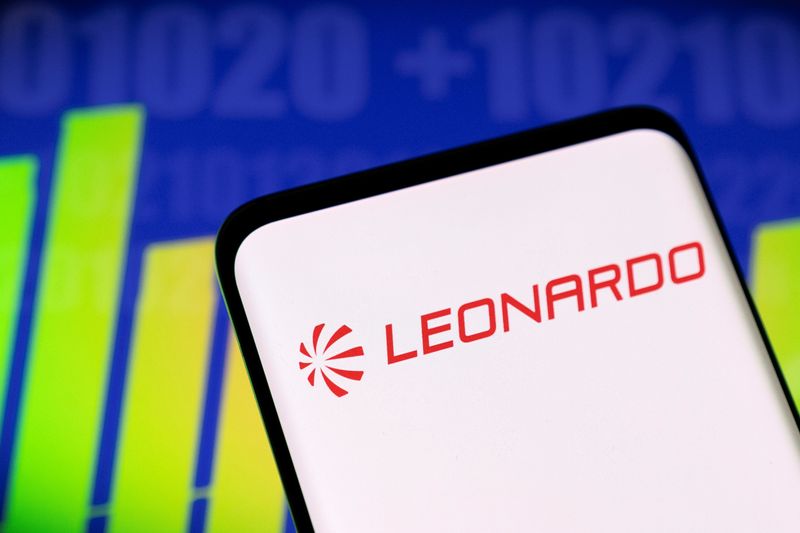&copy; Reuters. Il logo di Leonardo e un grafico azionario in questa foto del 3 maggio 2022. REUTERS/Dado Ruvic/Illustration