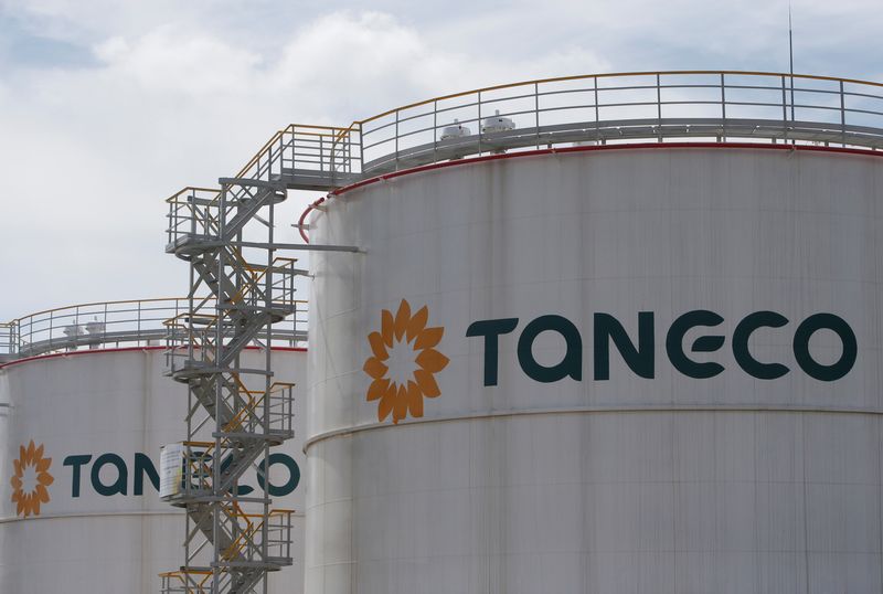 &copy; Reuters. The logo of Taneco are seen on tanks at its refinery complex, which is part of Russia's oil producer Tatneft group of companies, in Nizhnekamskin, in the Republic of Tatarstan, Russia, July 26, 2017. Picture taken July 26, 2017. REUTERS/Sergei Karpukhin/F