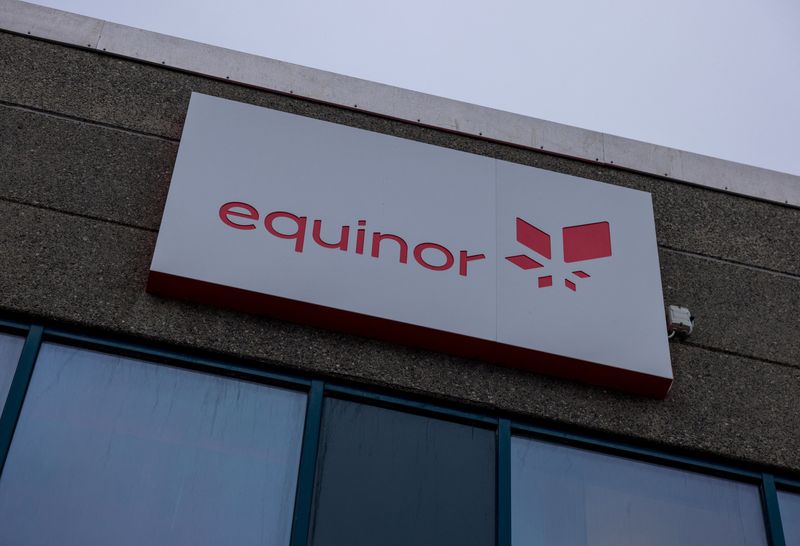 &copy; Reuters. FILE PHOTO: The logo of Equinor is set up at the entrance of a building at Western Europe's largest liquefied natural gas plant Hammerfest LNG in Hammerfest, Norway, March 14, 2024. REUTERS/Lisi Niesner/File Photo