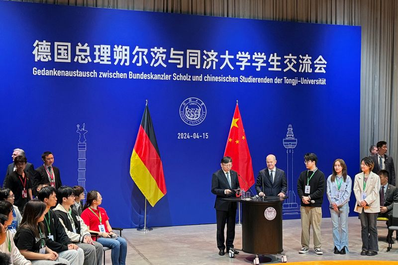 &copy; Reuters. Le chancelier allemand Olaf Scholz participe à un événement avec des étudiants à l'université de Tongji à Shanghai, en Chine. /Photo prise le 15 avril 2024/REUTERS/Andreas Rinke
