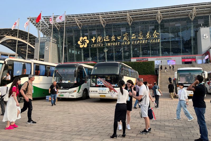 &copy; Reuters. Des visiteurs marchent à l'extérieur du site de la Foire des importations et des exportations de Chine, également connue sous le nom de Foire de Canton, à Guangzhou, province de Guangdong, Chine. /Photo d'archive/REUTERS/Ellen Zhang/