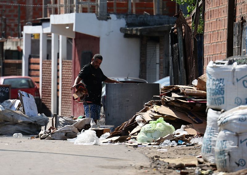 &copy; Reuters. رجل يبحث عن ورق مقوى بين القمامة لبيعه في حي للطبقة العاملة على مشارف بوينس أيرس بالأرجنتين يوم 27 فبراير شباط 2024. تصوير: أوجستن ماركريان - روي