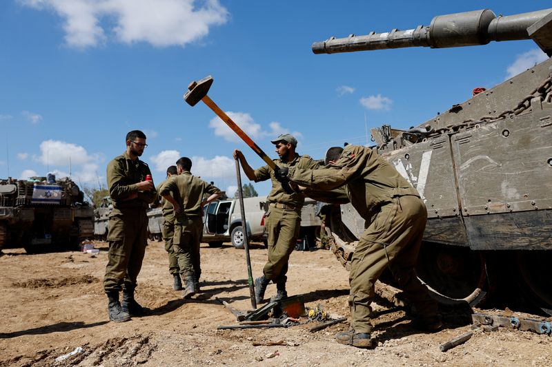 &copy; Reuters. جنود إسرائيليون يتأهبون للقتال على الحدود الإسرائيلية مع قطاع غزة في العاشر من أبريل نيسان 2024. تصوير: أمير كوهين - رويترز