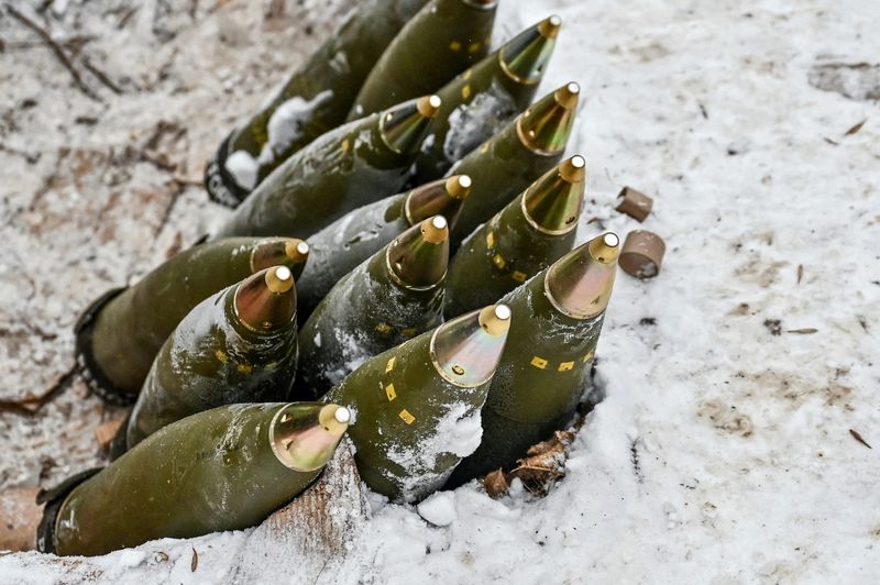 &copy; Reuters. FILE PHOTO: 155mm artillery shells are placed in a pile at a position of Ukrainian servicemen near a front line, amid Russia's attack on Ukraine, in Zaporizhzhia region, Ukraine January 14, 2024. REUTERS/Stringer/File Photo