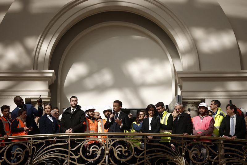 &copy; Reuters. Foto del lunes del Presidente de Francia Emmanuel Macron dando un discurso en su visita al Grand Palais, a 100 de los Juegos Olímpicos de París 
April 15, 2024. Yoan Valat/Pool via REUTERS