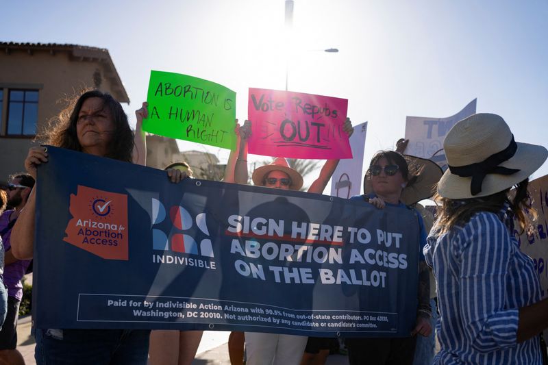 &copy; Reuters. People protest in the district of Republican State Representative Matt Gress after Arizona's Supreme Court revived a law dating back to 1864 that bans abortion in virtually all instances, in Scottsdale, Arizona, U.S. April 14, 2024. REUTERS/Rebecca Noble