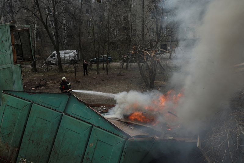 &copy; Reuters. رجل إطفاء يعمل بموقع تضرر جراء غارة روسية في خاركيف يوم السابع من أبريل نيسان 2024. تصوير: صوفيا هاتيلوفا - رويترز