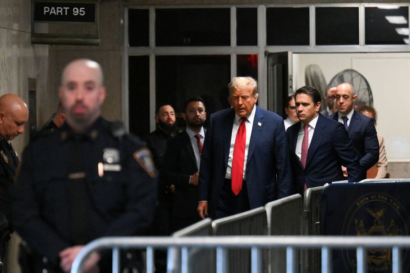 © Reuters. Former U.S. President Donald Trump arrives to attend the first day of his trial for allegedly covering up hush money payments linked to extramarital affairs, at Manhattan Criminal Court in New York City, U.S., April 15, 2024. Angela Weiss/Pool via REUTERS